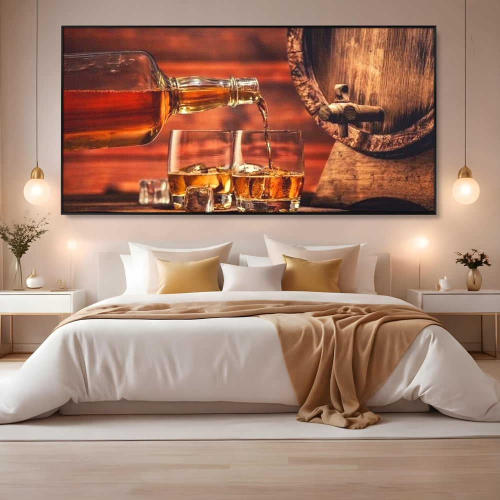 Tablou canvas cu tablou canvas cu whisky si butoi lemn, in rama de aluminiu negru, pe perete intr-un dormitor